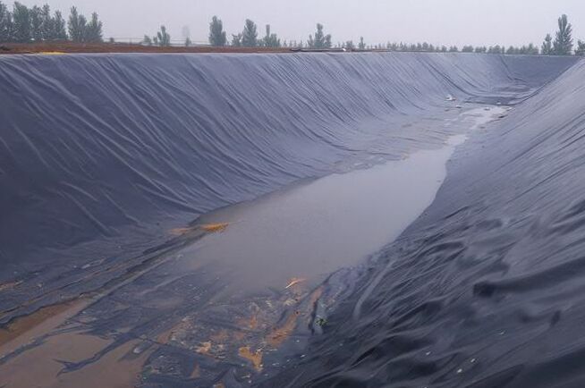 防滲土工膜施工現場